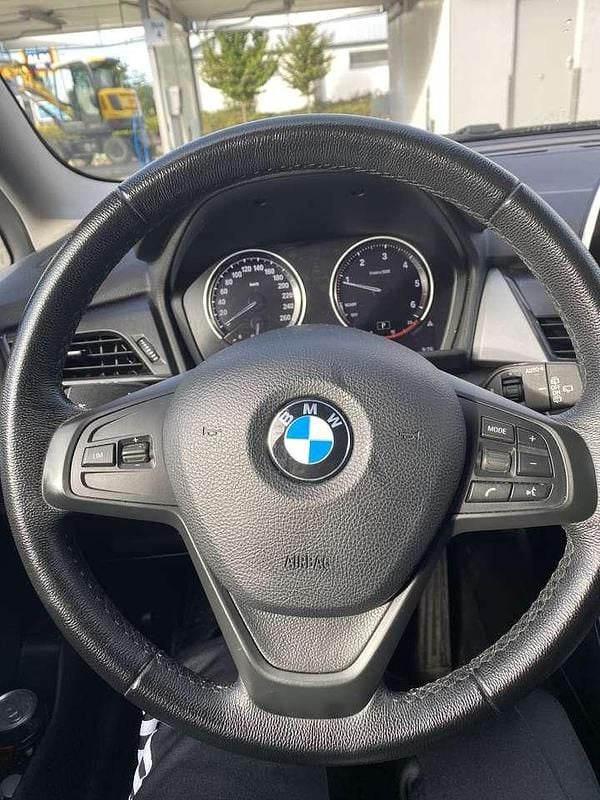 Rot Gebraucht 2019 BMW 218 Gran Tourer Van / Kleinbus | 14.200 € (Guter Preis) - Bild 1/4
