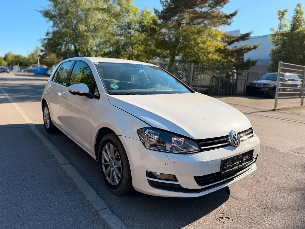 Gebraucht VW Golf VII 105 PS (77 kW) 2013 Weiß Limousine