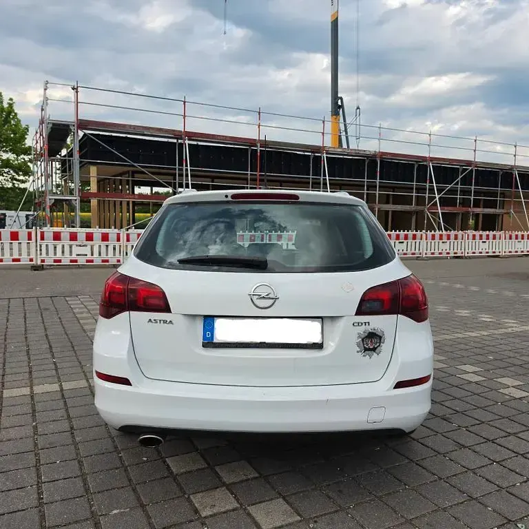 Gebraucht Opel Astra Edition 165 PS (121 kW) 2012 Weiß Kombi