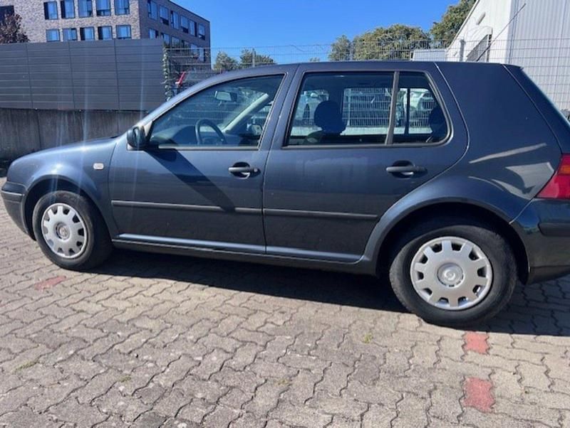 Grau Gebraucht 2000 VW Golf IV Limousine | 750 € (Guter Preis) - Bild 1/4