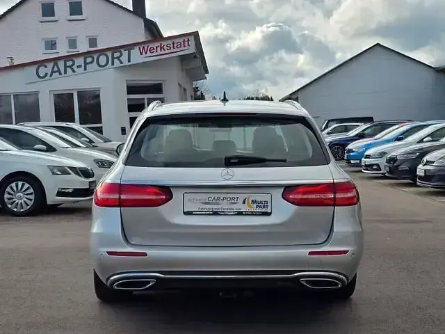 Używany Mercedes E220 194 KM (142 kW) 2017 Srebrny Sedan/Limuzyna