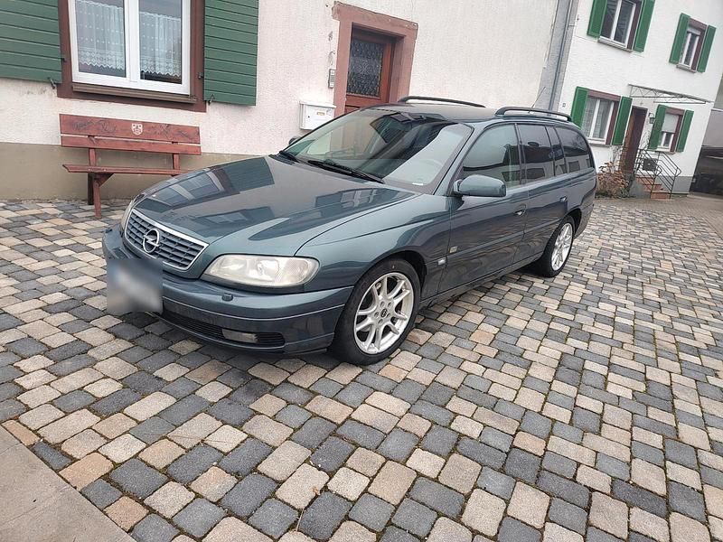 Grün Gebraucht 2001 Opel Omega Kombi | 3.000 € (Teuer) - Bild 1/4