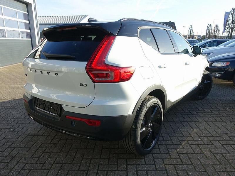 Neu Volvo XC40 Plus 163 PS (119 kW) 2025 Weiß SUV
