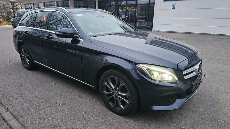 Blau Gebraucht 2017 Mercedes C200 Limousine | 13.990 € (Superpreis) - Bild 1/4