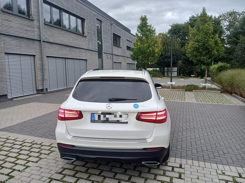 Weiß Gebraucht 2016 Mercedes GLC220 Luxury SUV | 28.500 € (Fairer Preis) - Bild 1/4
