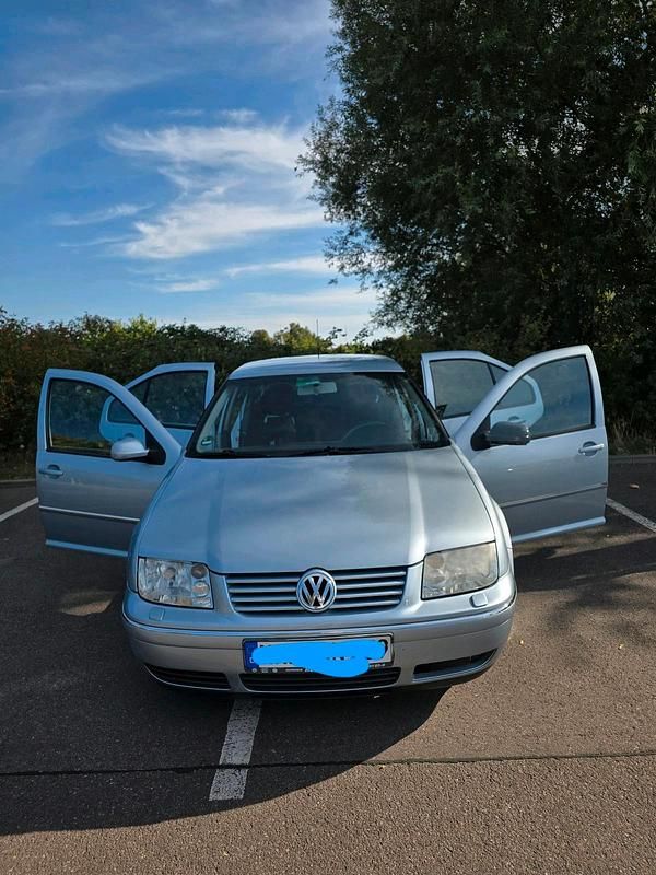 Silber Gebraucht 2004 VW Bora Limousine | 2.800 € (Etwas zu teuer) - Bild 1/4