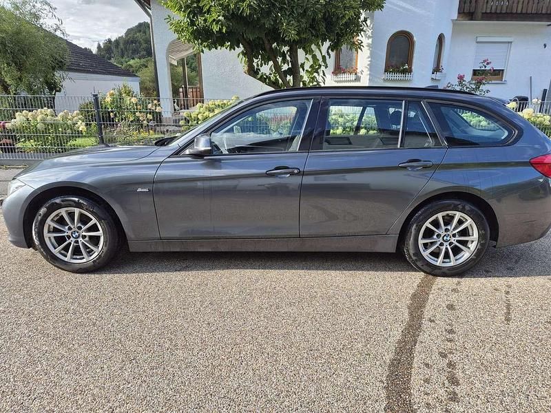 Grau Gebraucht 2015 BMW 320 Sport Line Kombi | 10.800 € (Fairer Preis) - Bild 1/4