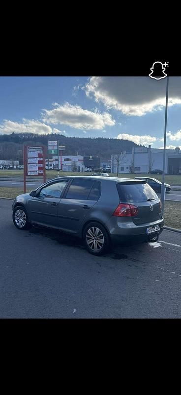 Grün Gebraucht 2004 VW Golf V Kleinwagen | 1.200 € (Superpreis) - Bild 1/4