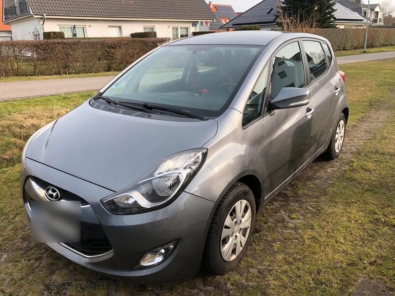 Grau Gebraucht 2012 Hyundai ix20 Van / Kleinbus | 5.600 € (Etwas zu teuer) - Bild 1/4