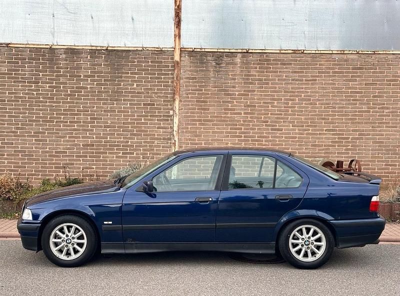 Gebraucht BMW 320 150 PS (110 kW) 1997 Blau Limousine