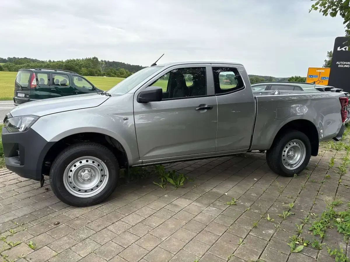 Neu Isuzu D-Max 163 PS (119 kW) 2026 Silber Pickup