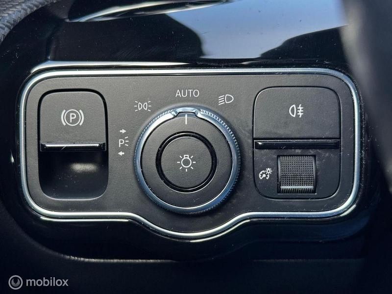 Gebraucht Mercedes CLA180 Premium 136 PS (100 kW) 2020 Weiß Limousine