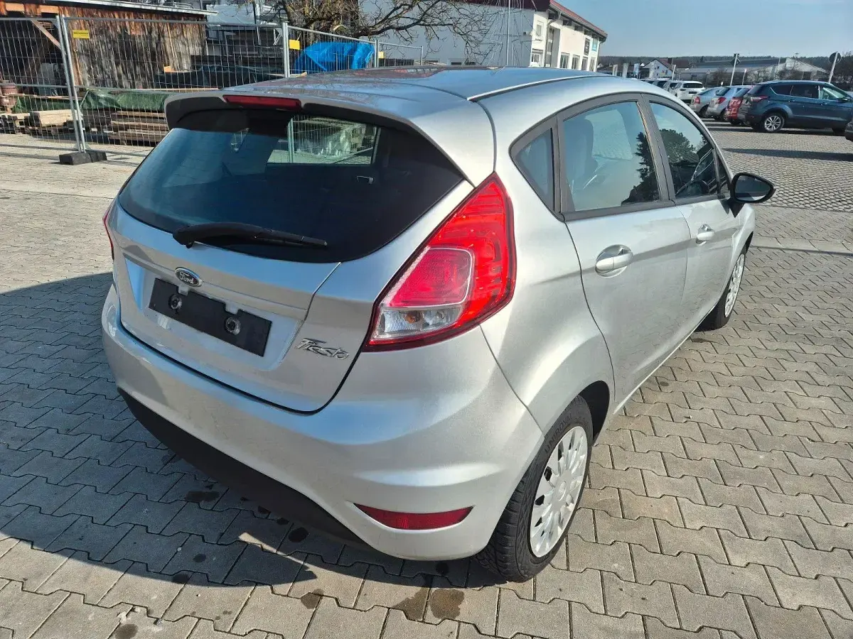 Gebraucht Ford Fiesta Trend 95 PS (69 kW) 2015 Silber Kleinwagen