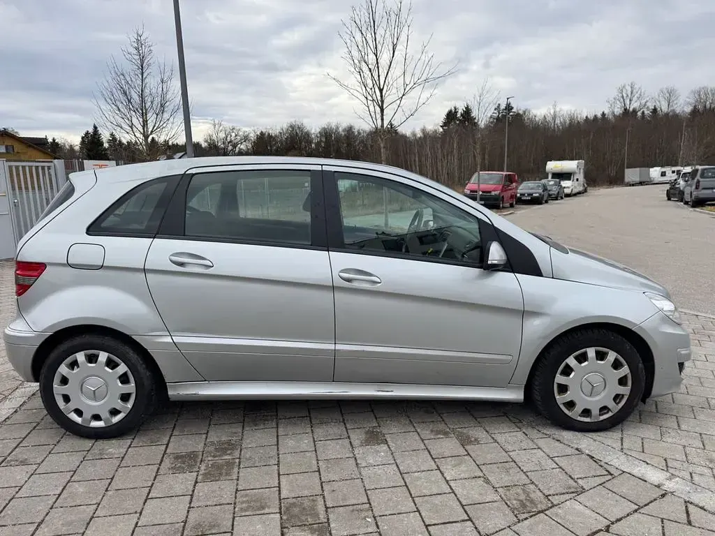 Gebraucht Mercedes B180 109 PS (80 kW) 2009 Silber Van / Kleinbus