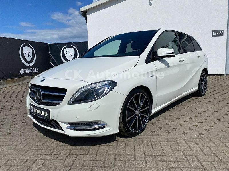 Weiß Gebraucht 2012 Mercedes B200 Night Van / Kleinbus | 11.900 € (Etwas zu teuer) - Bild 1/4