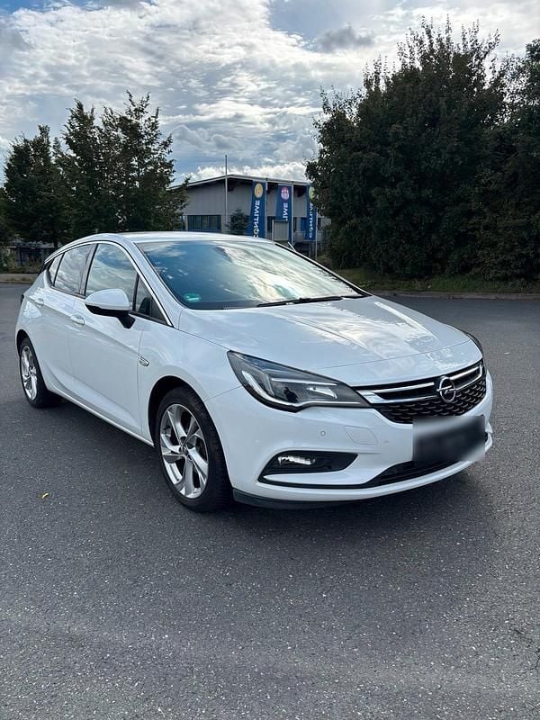 Weiß Gebraucht 2017 Opel Astra Limousine | 11.999 € (Fairer Preis) - Bild 1/4