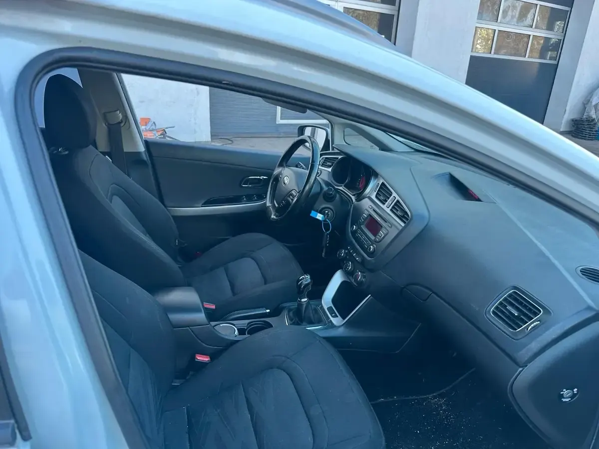 Używany Kia Ceed 128 KM (94 kW) 2012 Biały Hatchback