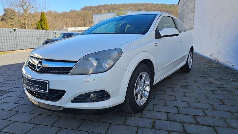Weiß Gebraucht 2009 Opel Astra GTC Coupé | 3.399 € (Etwas zu teuer) - Bild 1/4