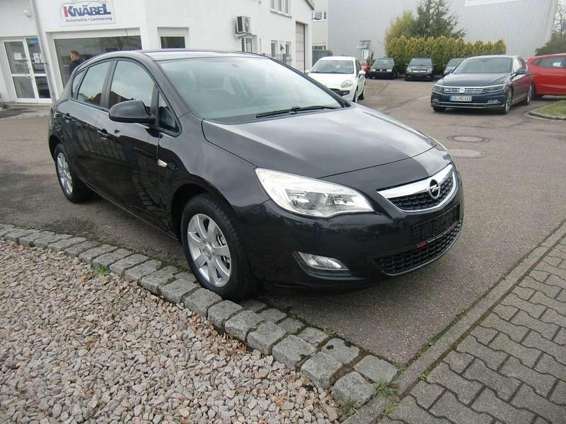 Używany Opel Astra Design Edition 87 KM (63 kW) 2012 Czarny Sedan/Limuzyna