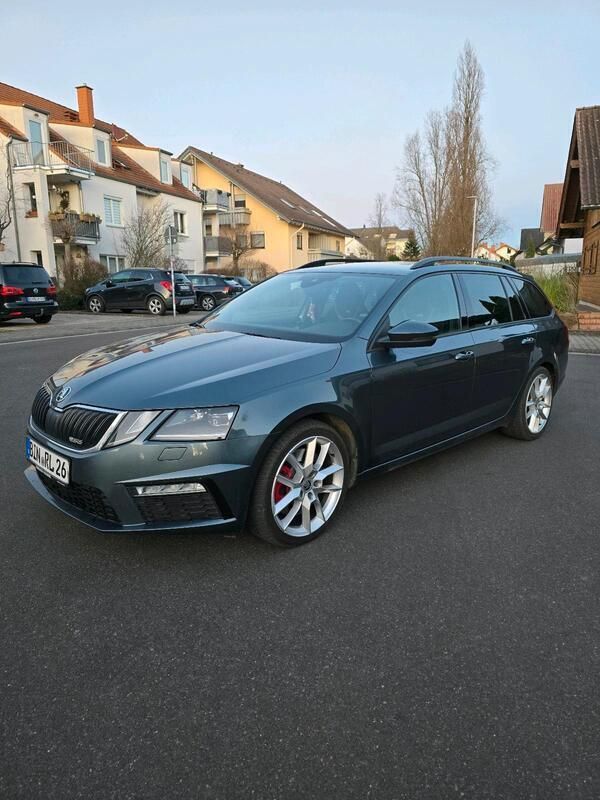 Grau Gebraucht 2019 Skoda Octavia RS Kombi | 18.600 € (Fairer Preis) - Bild 1/4
