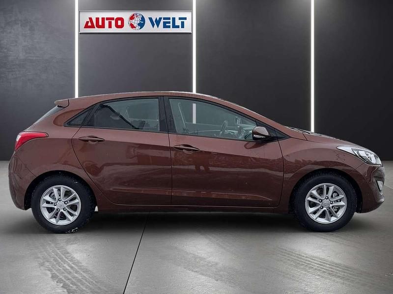 Gebraucht Hyundai i30 Trend 99 PS (72 kW) 2013 Braun Limousine