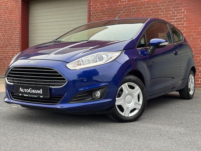 Blau Gebraucht 2015 Ford Fiesta Titanium Kleinwagen | 4.999 € (Fairer Preis) - Bild 1/4