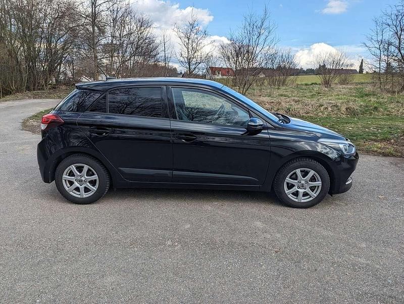 Gebraucht Hyundai i20 101 PS (74 kW) 2017 Schwarz Limousine