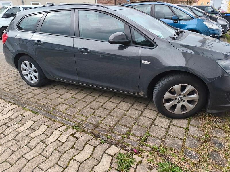 Gebraucht Opel Astra Edition 136 PS (100 kW) 2014 Grau Kombi