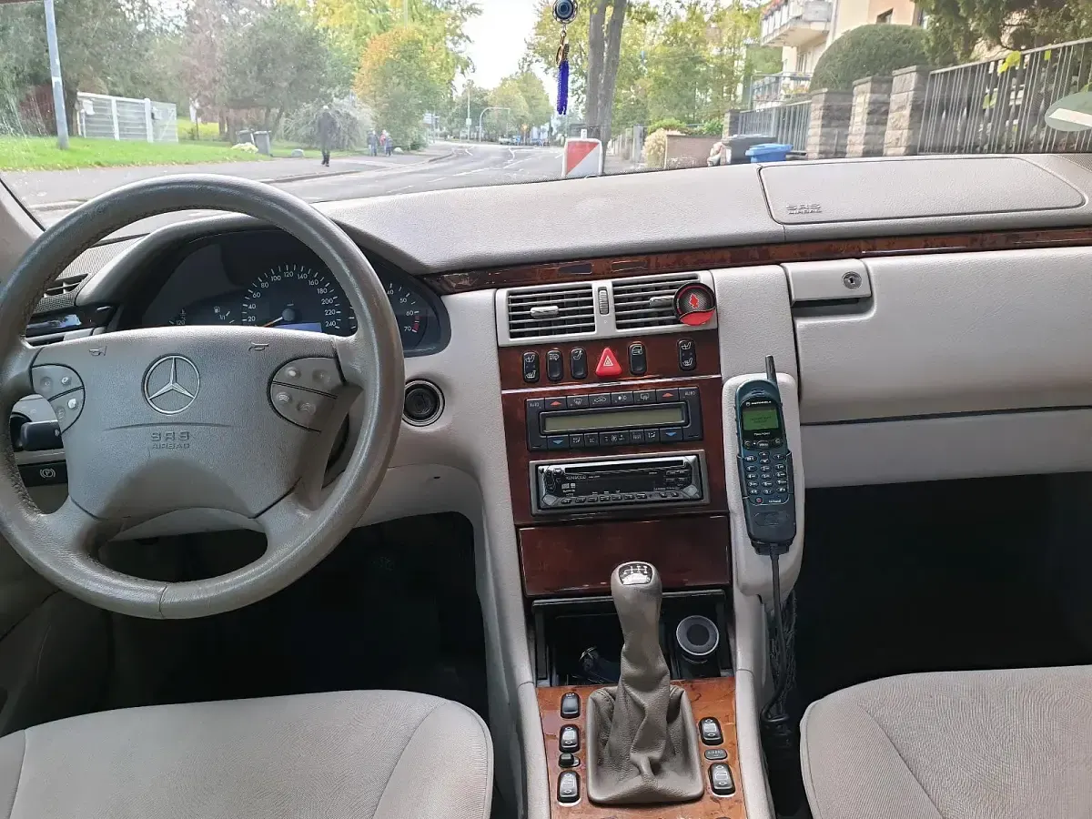 Gebraucht Mercedes E200 136 PS (100 kW) 2000 Blau Limousine