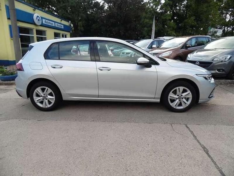 Gebraucht VW Golf VIII Life 131 PS (96 kW) 2020 Reflexsilber Limousine