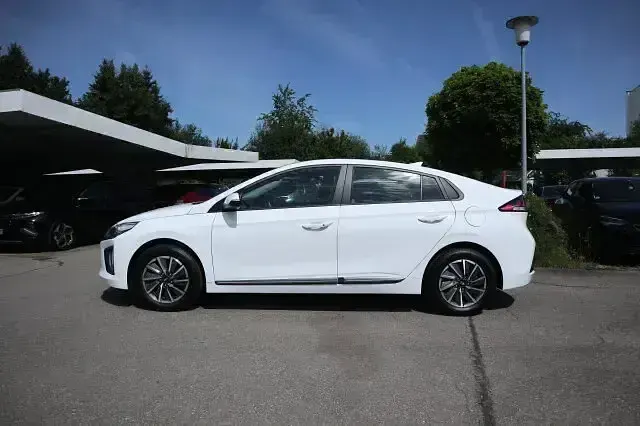 Gebraucht Hyundai Ioniq Trend 100 kW (136 PS) 2022 Polar white Kleinwagen