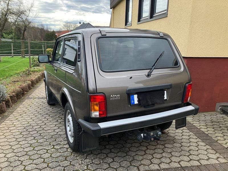 Gebraucht Lada niva 83 PS (61 kW) 2021 Braun SUV