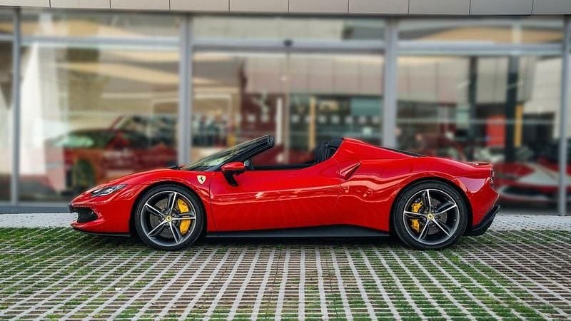 Nouă Ferrari 296 840 CP (617 kW) 2025 Roșu Cabrio