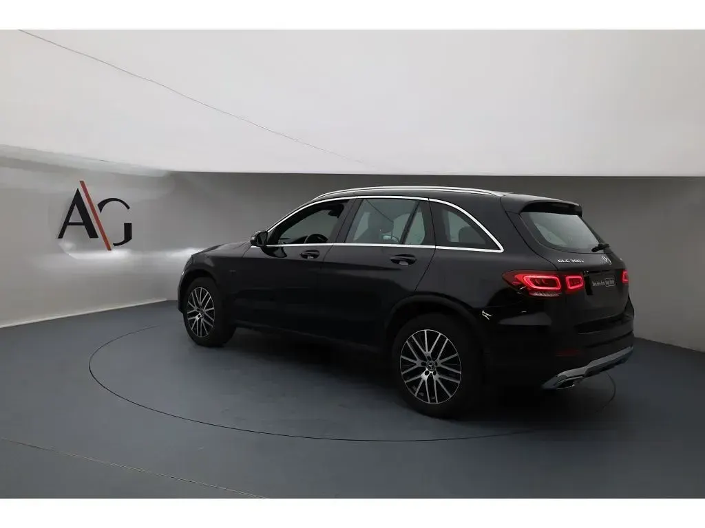 Gebraucht Mercedes GLC300 211 PS (155 kW) 2021 Unilack schwarz uni SUV