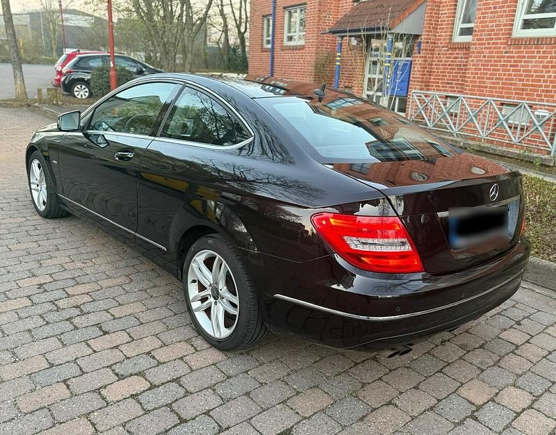 Gebraucht Mercedes C180 156 PS (114 kW) 2011 Schwarz Coupé