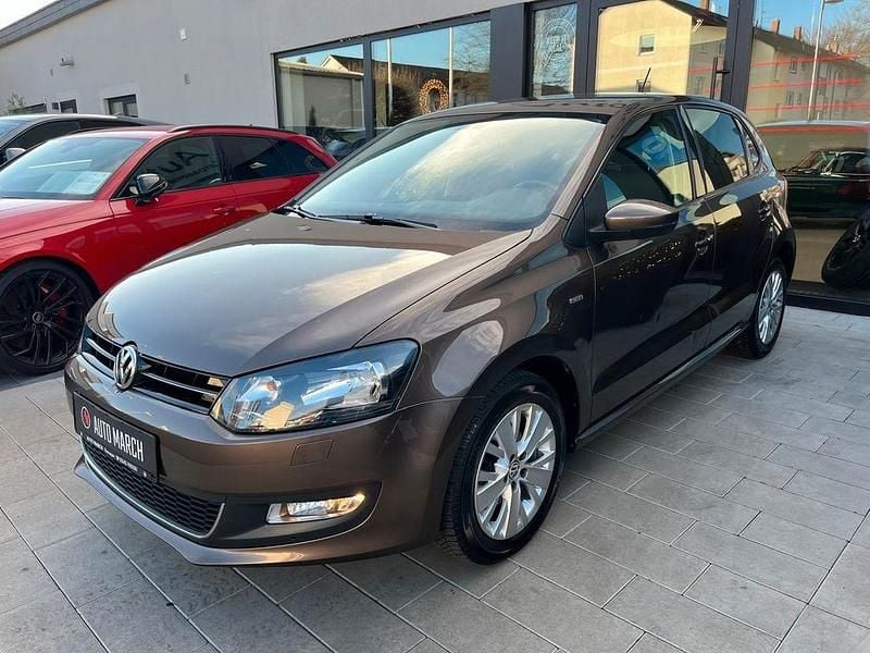 Braun Gebraucht 2013 VW Polo Life Limousine | 6.980 € (Fairer Preis) - Bild 1/4