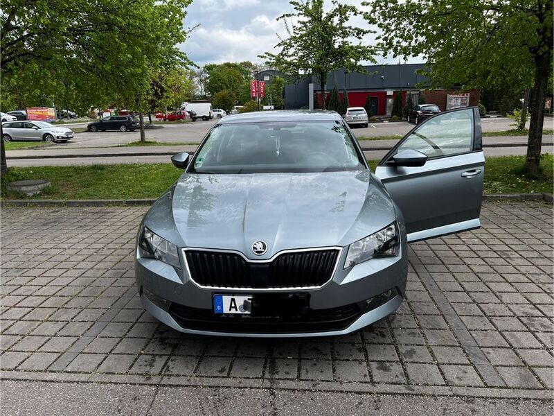 Grau Gebraucht 2017 Skoda Superb Active Limousine | 11.500 € (Fairer Preis) - Bild 1/4