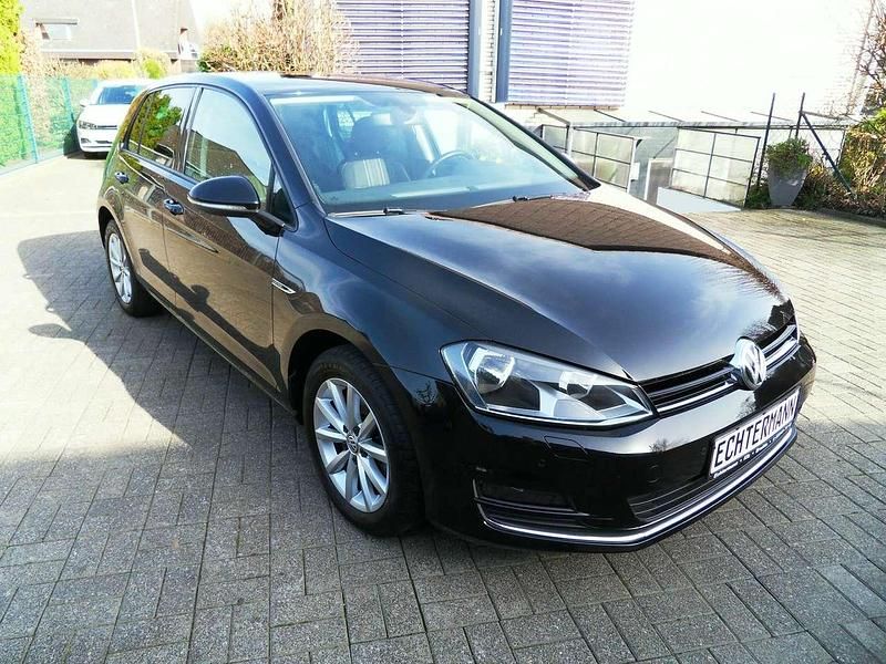 Gebraucht VW Golf VII LOUNGE 110 PS (80 kW) 2016 Deep black perleffekt Kleinwagen
