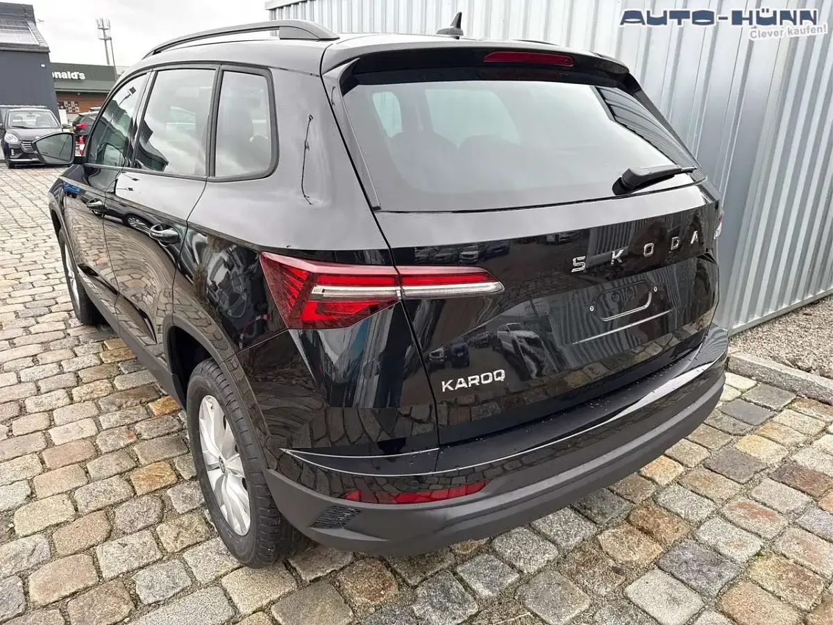 Neu Skoda Karoq Selection 150 PS (110 kW) 2025 Schwarz metallic schwarz metallic SUV
