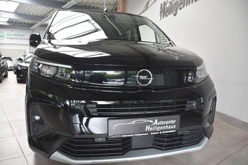 Schwarz Gebraucht 2024 Opel Combo Life Van / Kleinbus | 27.980 € (Teuer) - Bild 1/4