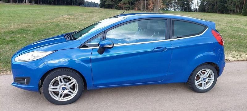 Gebraucht Ford Fiesta Titanium 125 PS (91 kW) 2013 Blau Kleinwagen