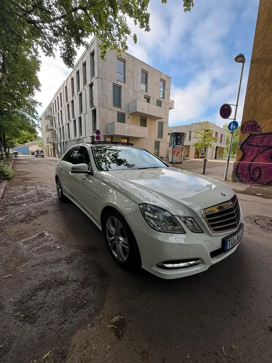 Gebraucht Mercedes E220 170 PS (125 kW) 2012 Weiß Limousine