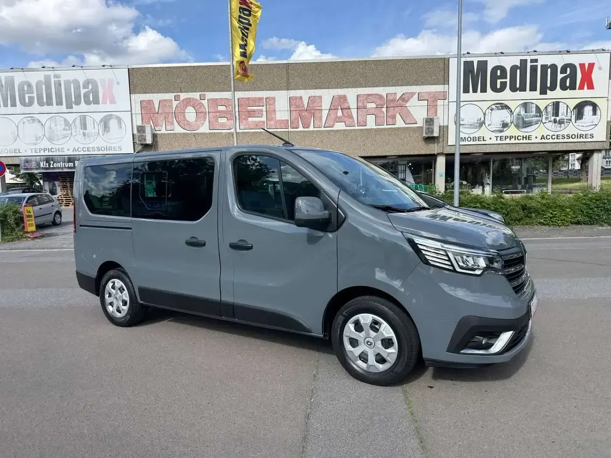 Gebraucht Renault Trafic Life 150 PS (110 kW) 2022 Städtisches grau Van / Kleinbus