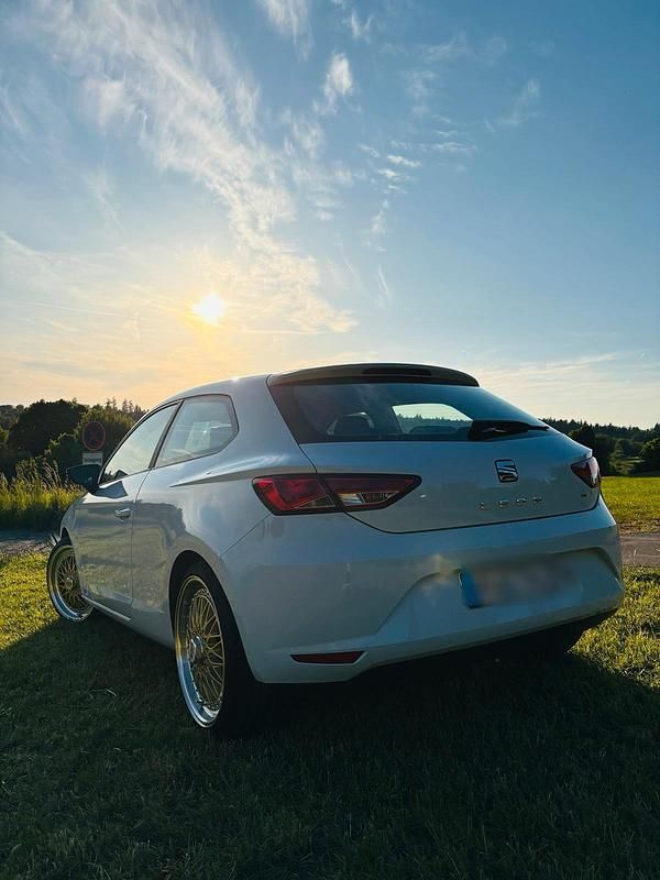 Weiß Gebraucht 2013 Seat Leon Kleinwagen | 4.000 € (Guter Preis) - Bild 1/4