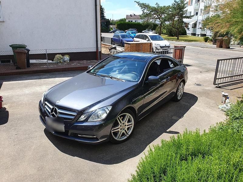 Grau Gebraucht 2012 Mercedes E250 AMG Coupé | 12.999 € (Guter Preis) - Bild 1/4