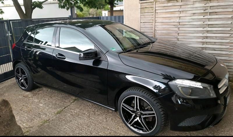 Schwarz Gebraucht 2013 Mercedes A200 Urban Kleinwagen | 15.500 € - Bild 1/4