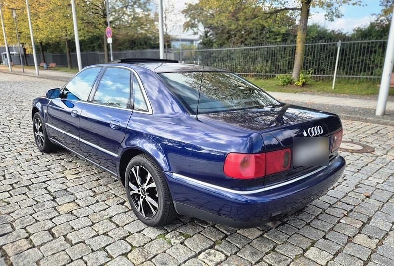 Second-hand Audi A8 310 CP (228 kW) 2000 Albastru Berlinǎ