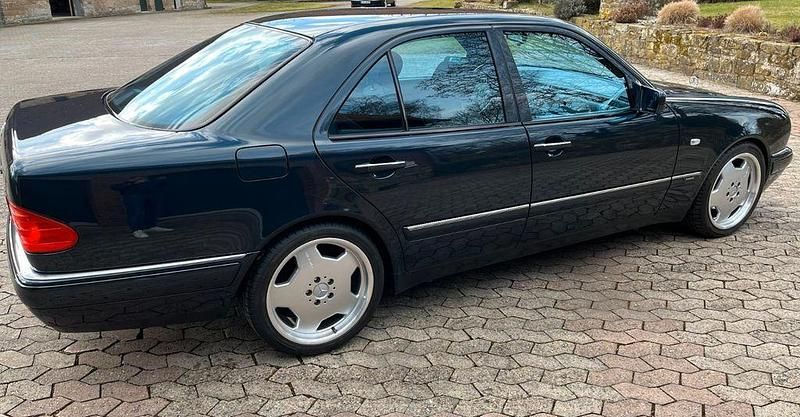 Gebraucht Mercedes E230 Avantgarde 150 PS (110 kW) 1997 Schwarz Limousine