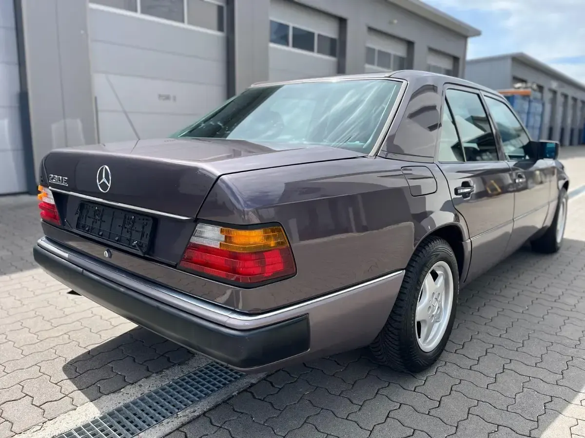 Używany Mercedes E230 132 KM (97 kW) 1991 Niebieski Sedan/Limuzyna