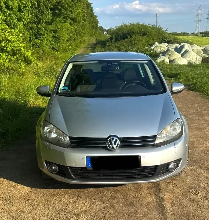 Gebraucht VW Golf VI Team 105 PS (77 kW) 2010 Silber Kleinwagen